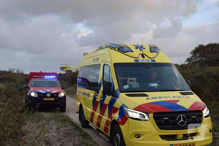 Persoon gered van zandbank door helikopter