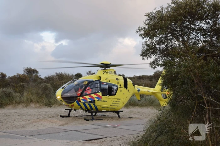 Persoon gered van zandbank door helikopter