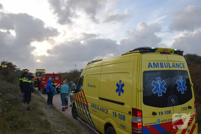 Persoon gered van zandbank door helikopter