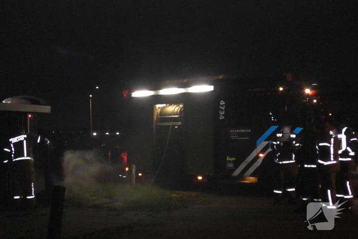 Brandweer blust brandende prullenbak