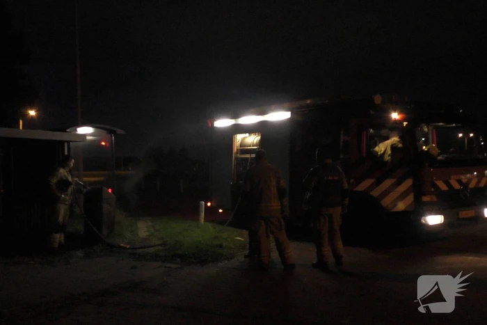 Brandweer blust brandende prullenbak
