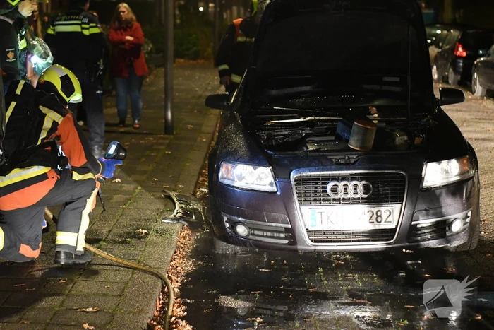 Brandende auto geblust door buurtbewoners