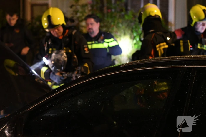 Brandende auto geblust door buurtbewoners