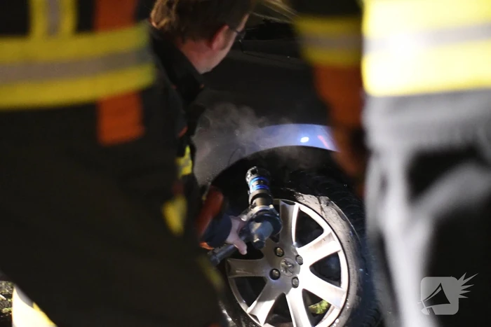 Brandende auto geblust door buurtbewoners