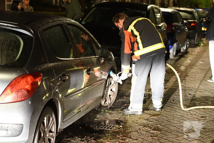 Brandende auto geblust door buurtbewoners