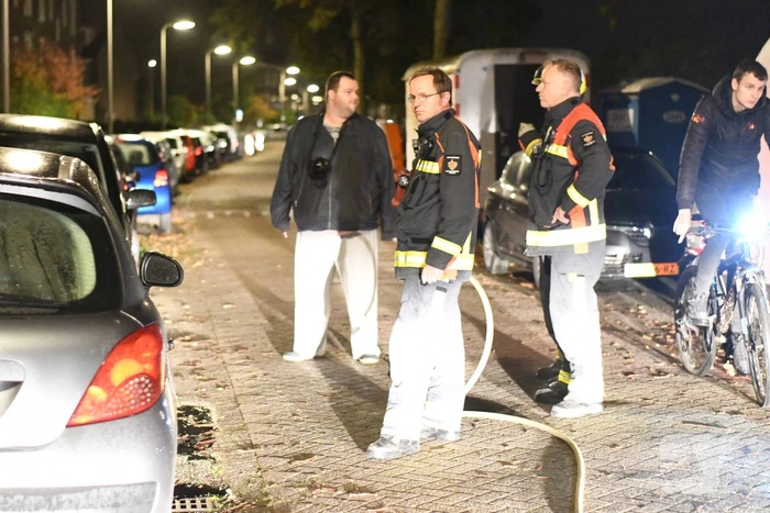 Brandende auto geblust door buurtbewoners