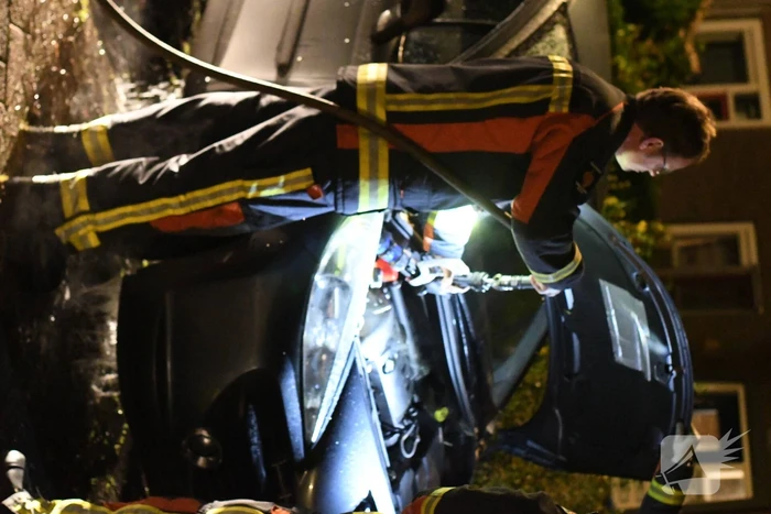 Brandende auto geblust door buurtbewoners