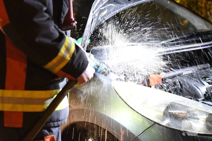 Brandende auto geblust door buurtbewoners