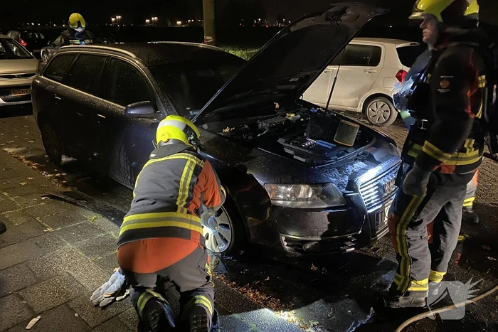 Brandende auto geblust door buurtbewoners