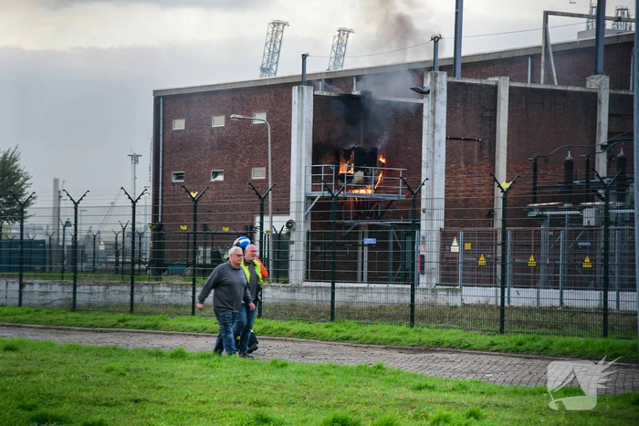Dikke rookwolken bij uitslaande brand in verdeelstation
