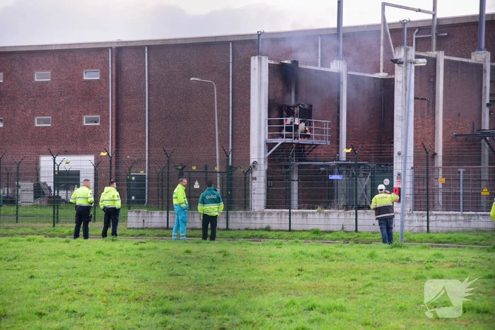 Dikke rookwolken bij uitslaande brand in verdeelstation