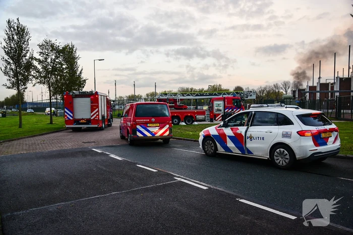 Dikke rookwolken bij uitslaande brand in verdeelstation