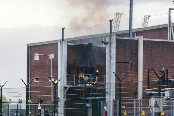 Dikke rookwolken bij uitslaande brand in verdeelstation