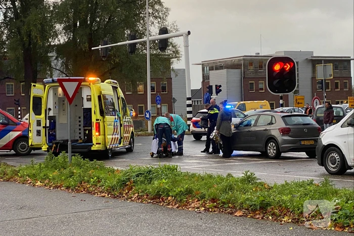 Overstekende fietser gewond bij botsing met auto