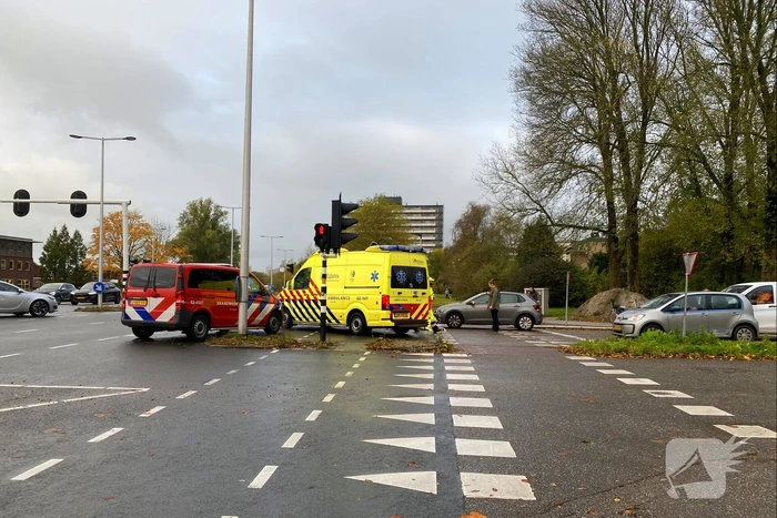 Overstekende fietser gewond bij botsing met auto