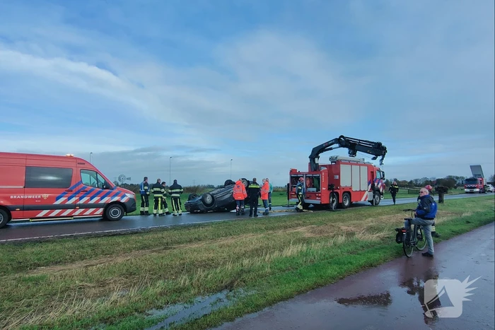Auto ondersteboven in sloot aangetroffen