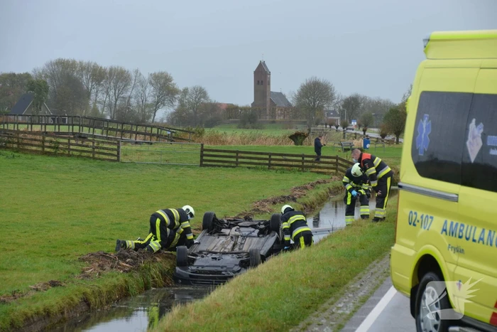 Auto ondersteboven in sloot aangetroffen