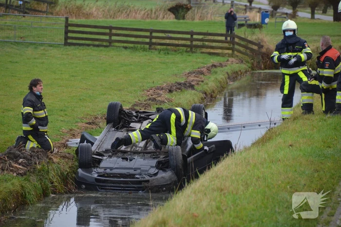 Auto ondersteboven in sloot aangetroffen