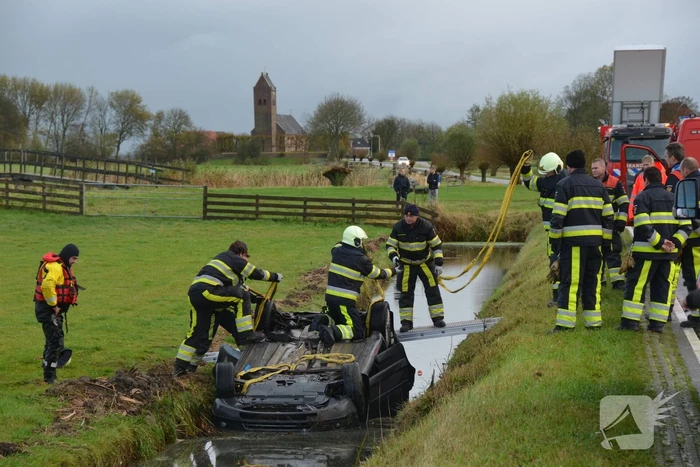 Auto ondersteboven in sloot aangetroffen