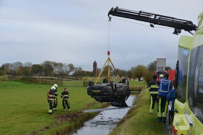 Auto ondersteboven in sloot aangetroffen