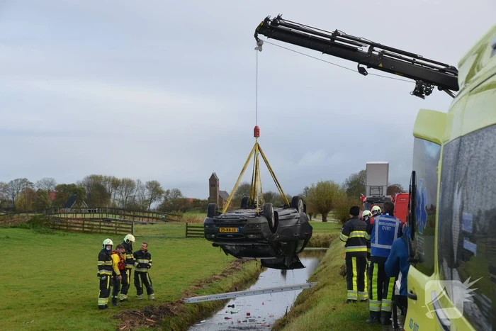 Auto ondersteboven in sloot aangetroffen