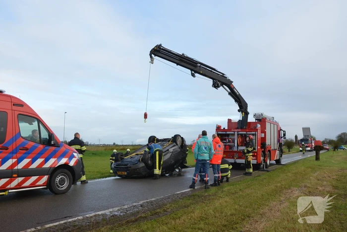 Auto ondersteboven in sloot aangetroffen