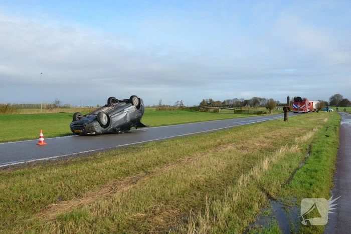 Auto ondersteboven in sloot aangetroffen