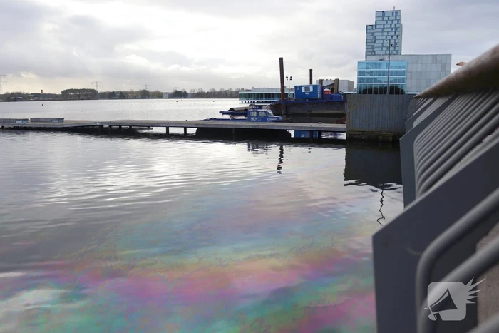 Hijskraan op ponton valt in water