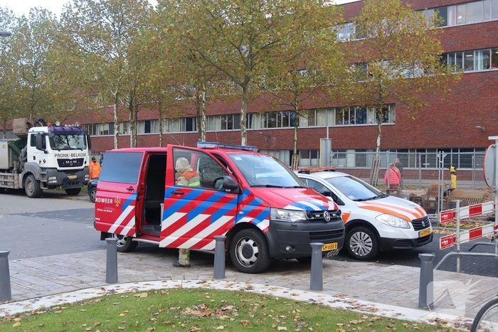 Hijskraan op ponton valt in water