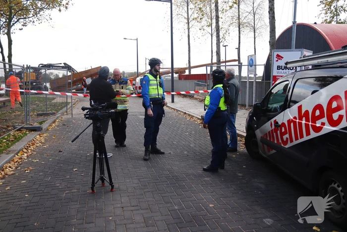 Hijskraan op ponton valt in water