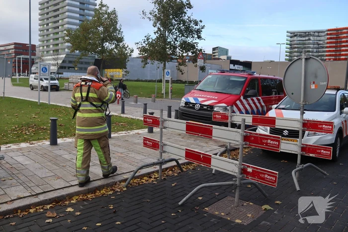 Hijskraan op ponton valt in water