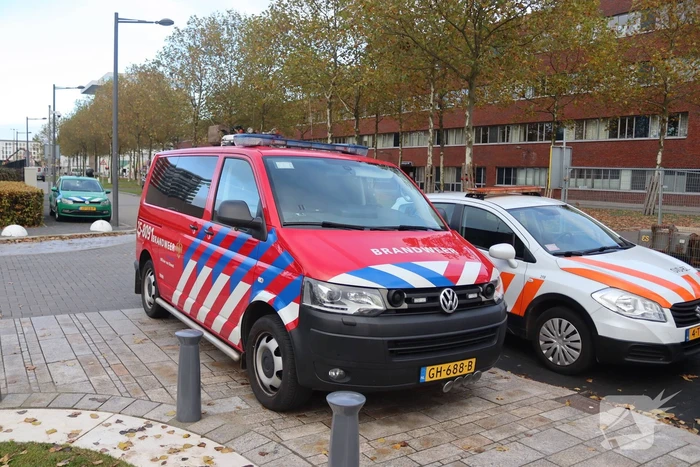 Hijskraan op ponton valt in water