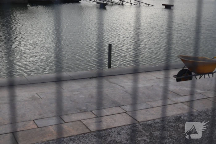 Hijskraan op ponton valt in water