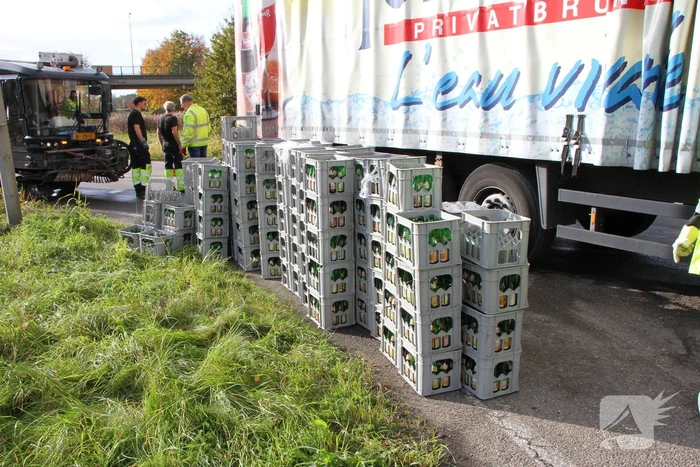 Vrachtwagen verliest lading flessen