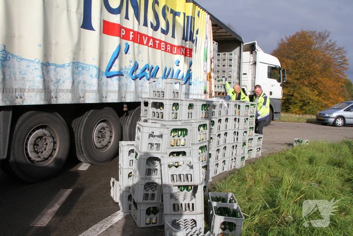 Vrachtwagen verliest lading flessen