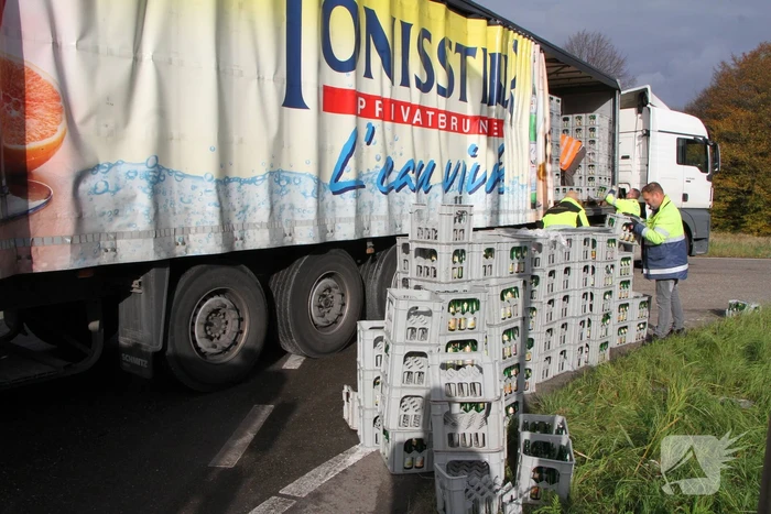Vrachtwagen verliest lading flessen
