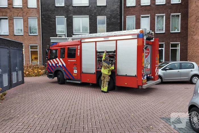 Persoon met vinger vast in rolstoel