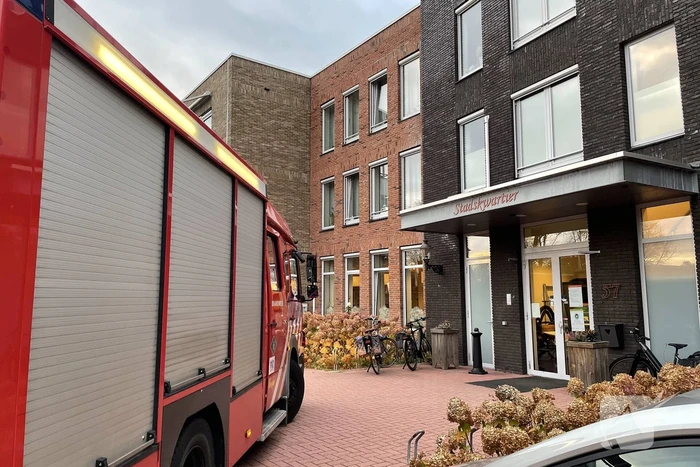 Persoon met vinger vast in rolstoel