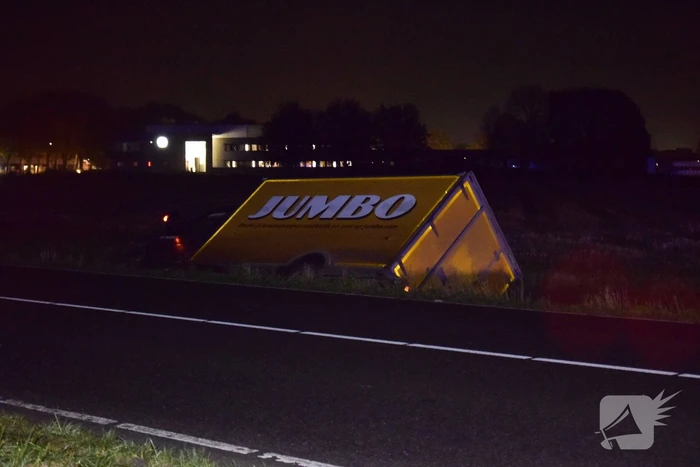Bestelbus belandt door onbekende oorzaak in sloot