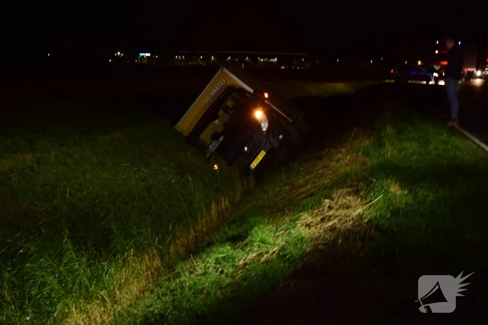 Bestelbus belandt door onbekende oorzaak in sloot