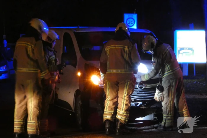 Personenauto belandt in tuin na ongeval met bestelbus