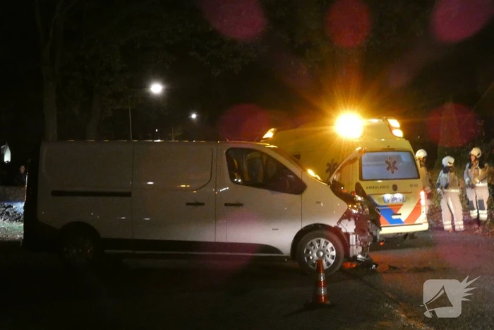 Personenauto belandt in tuin na ongeval met bestelbus