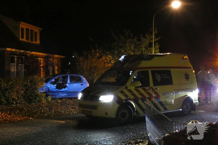 Personenauto belandt in tuin na ongeval met bestelbus