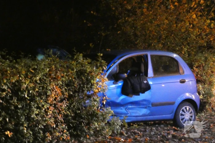 Personenauto belandt in tuin na ongeval met bestelbus