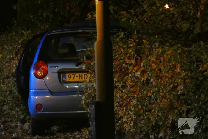 Personenauto belandt in tuin na ongeval met bestelbus