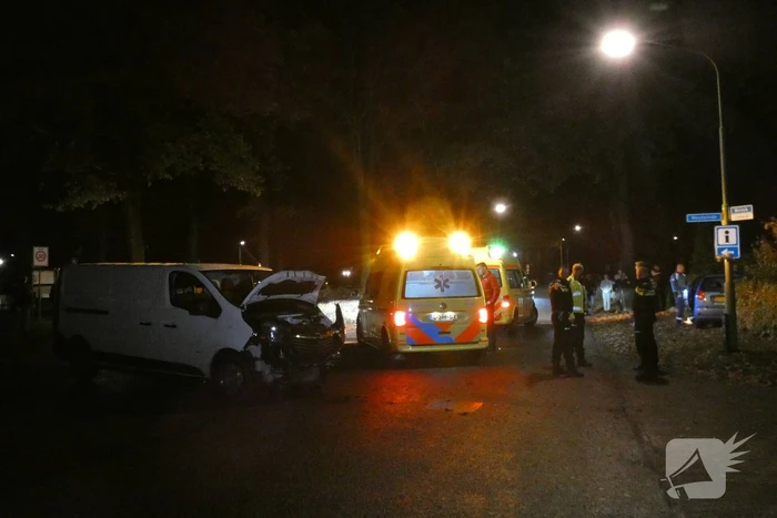 Personenauto belandt in tuin na ongeval met bestelbus