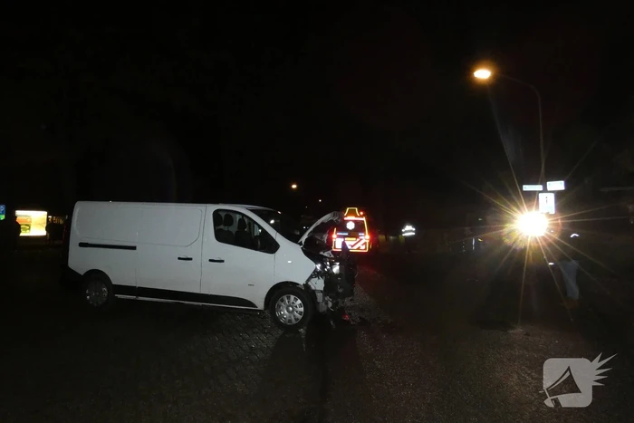 Personenauto belandt in tuin na ongeval met bestelbus