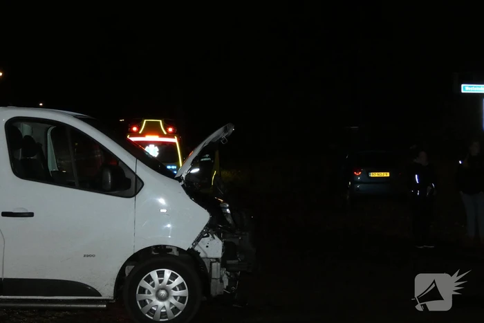 Personenauto belandt in tuin na ongeval met bestelbus