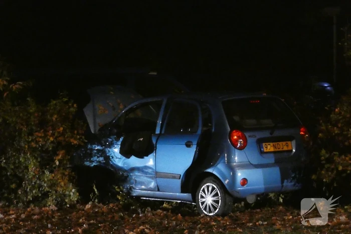 Personenauto belandt in tuin na ongeval met bestelbus