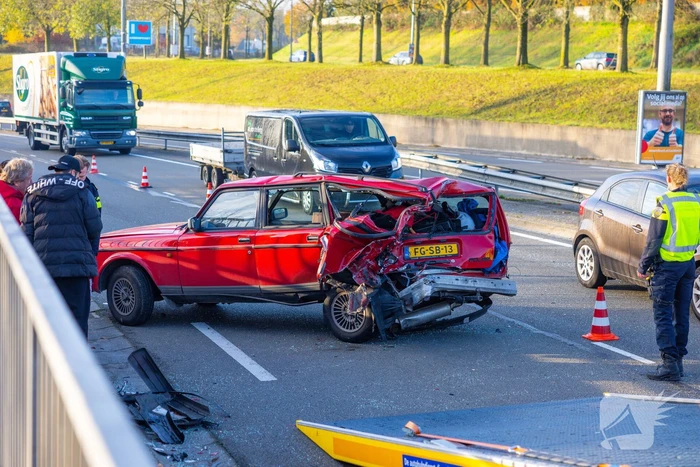 Veel schade bij aanrijding tussen personenauto en bakwagen
